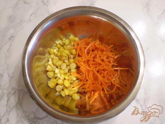 Фото приготовление рецепта: Салат к морковью и крабовыми палочками шаг №2