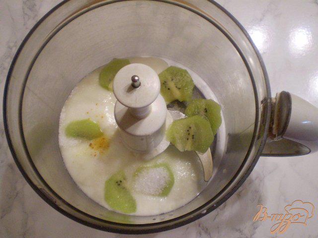Фото приготовление рецепта: Йогурт с киви и апельсиновой цедрой шаг №3
