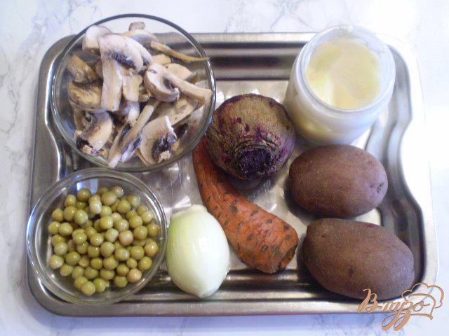 Фото приготовление рецепта: Салат с грибами и горошком шаг №1