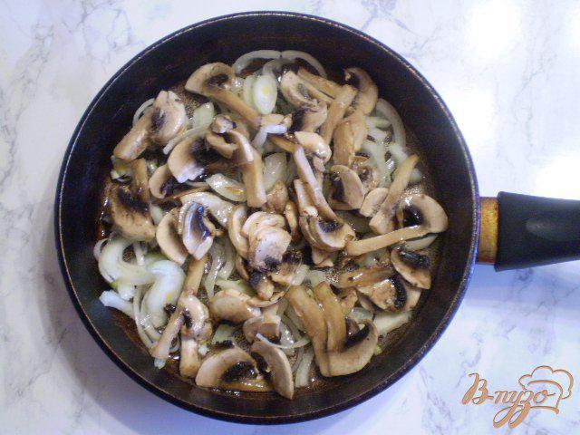 Фото приготовление рецепта: Салат с грибами и горошком шаг №2
