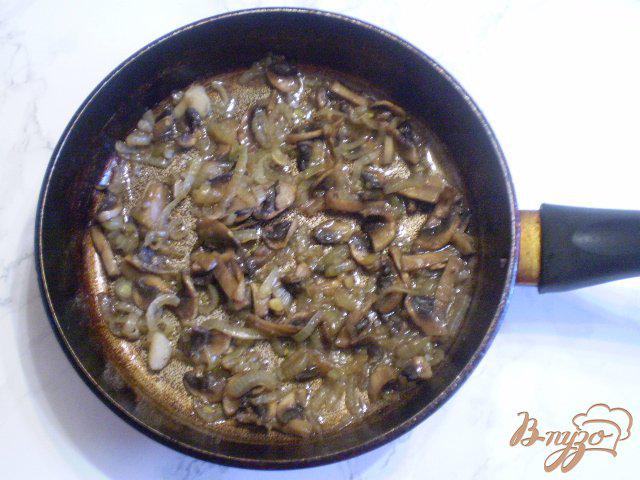 Фото приготовление рецепта: Салат с грибами и горошком шаг №5