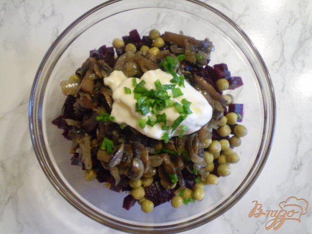 Фото приготовление рецепта: Салат с грибами и горошком шаг №7