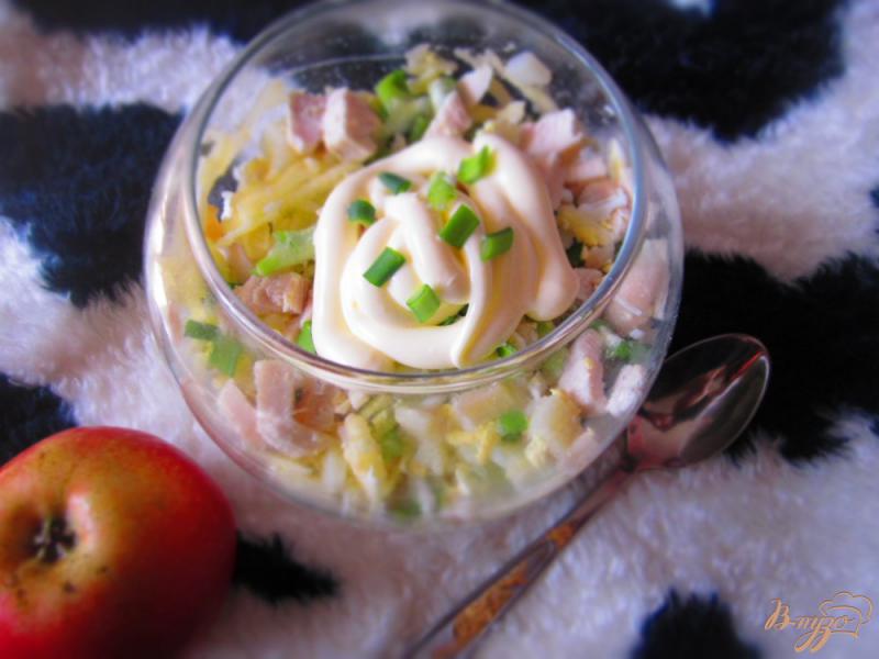 Фото приготовление рецепта: Салат с курицей и яблоками шаг №6