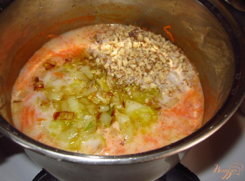 Фото приготовление рецепта: Картофельно-ореховый суп пюре шаг №5