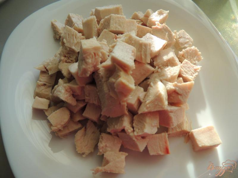 Фото приготовление рецепта: Салат с курицей и апельсинами шаг №3