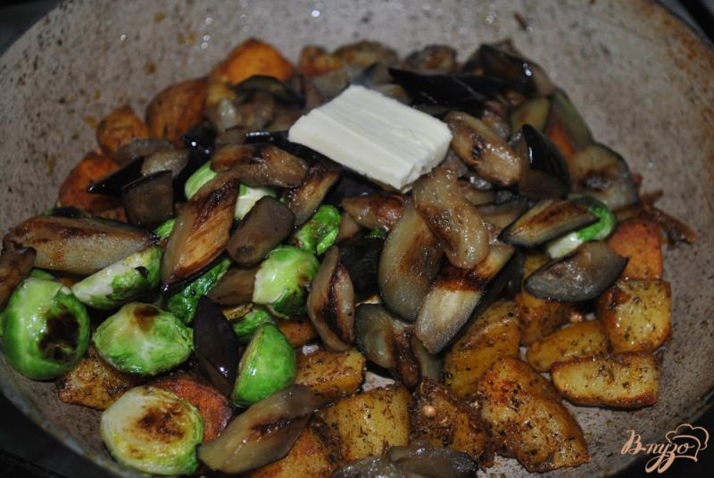 Фото приготовление рецепта: Теплый салат с картофелем и овощами шаг №9