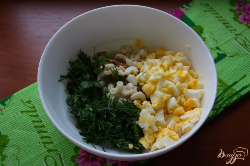 Фото приготовление рецепта: Салат с сыром и сардинами шаг №4