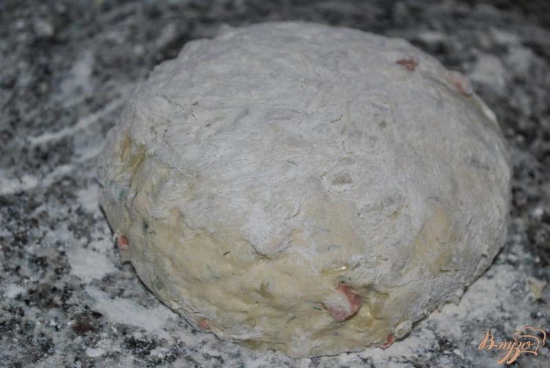 Фото приготовление рецепта: Хлебные лепешки с колбасой шаг №9