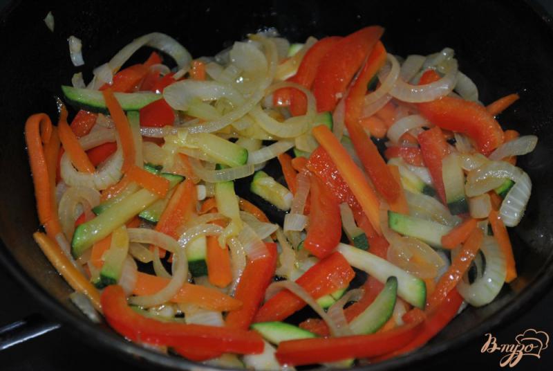 Фото приготовление рецепта: Рисовая вермишель с курицей и овощами шаг №2