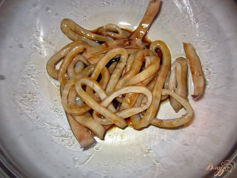 Фото приготовление рецепта: Паста с кальмарами в соевом соусе шаг №3