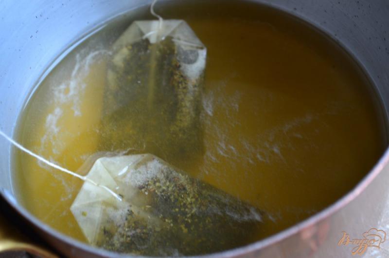 Фото приготовление рецепта: Чайно-медовое желе с фруктами шаг №3