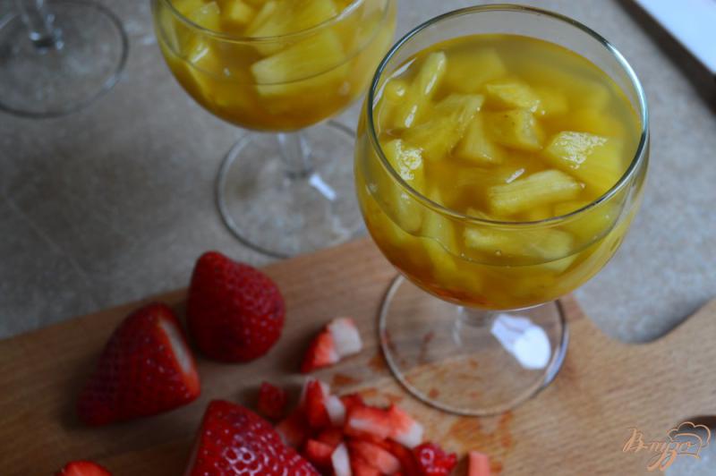 Фото приготовление рецепта: Чайно-медовое желе с фруктами шаг №6