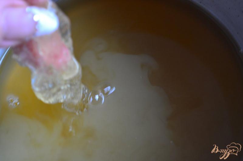 Фото приготовление рецепта: Чайно-медовое желе с фруктами шаг №4