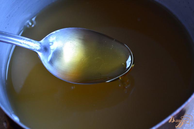 Фото приготовление рецепта: Чайно-медовое желе с фруктами шаг №5