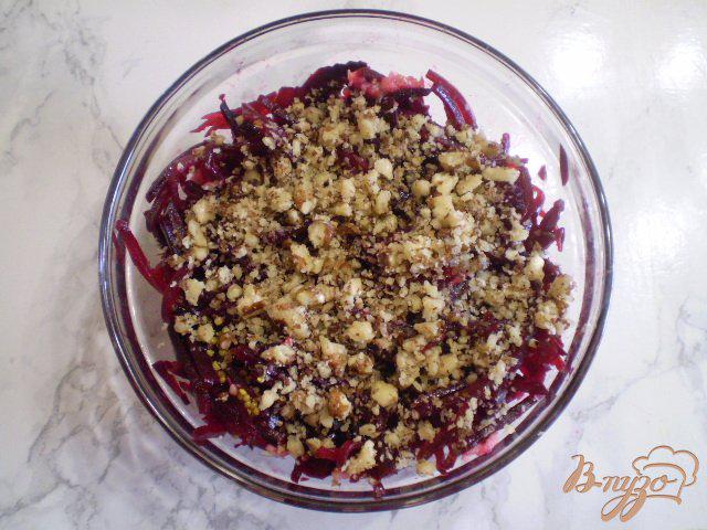Фото приготовление рецепта: Свекольный салат с орехами шаг №4