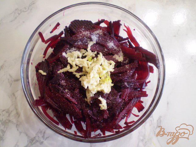 Фото приготовление рецепта: Свекольный салат с орехами шаг №3