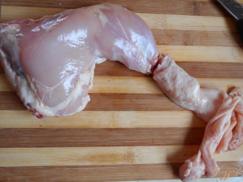 Фото приготовление рецепта: Фаршированные куриные окорочка шаг №2