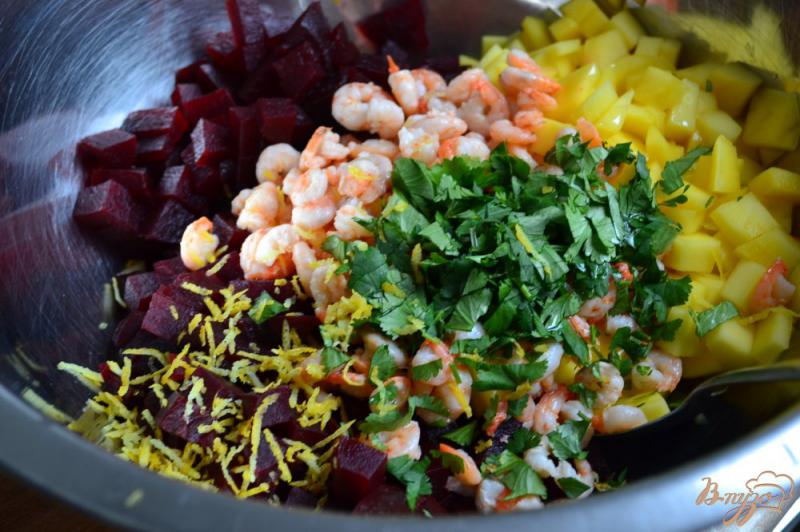 Фото приготовление рецепта: Салат со свеклой, манго и креветками шаг №4