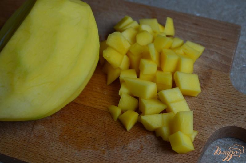 Фото приготовление рецепта: Салат со свеклой, манго и креветками шаг №1