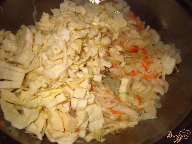 Фото приготовление рецепта: Кекс с квашеной капустой и сосисками шаг №3