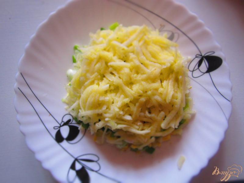 Фото приготовление рецепта: Салат с яйцом, орехами и яблоком шаг №6