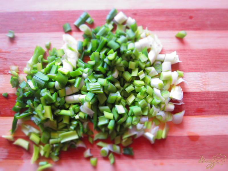 Фото приготовление рецепта: Салат с яйцом, орехами и яблоком шаг №1