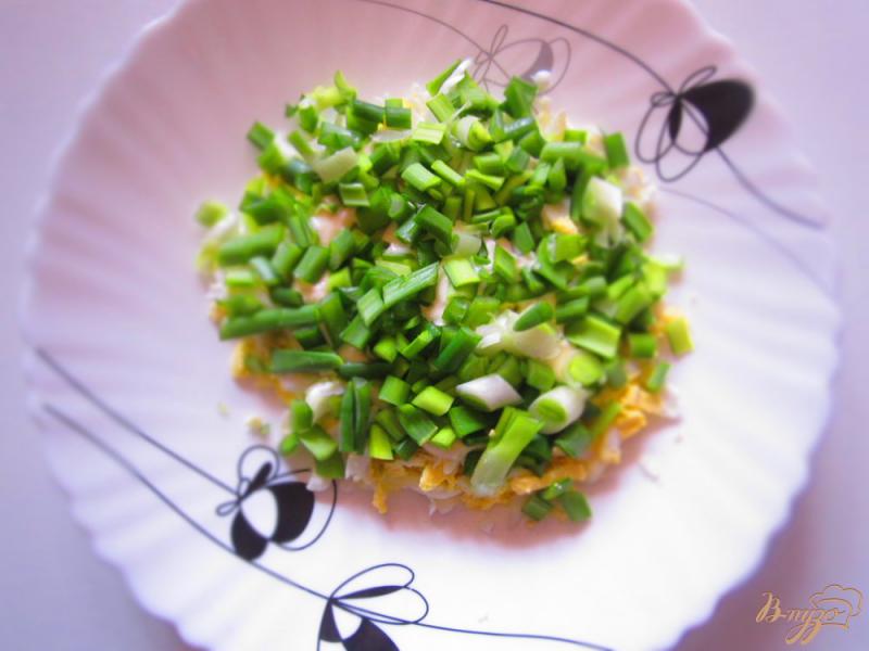Фото приготовление рецепта: Салат с яйцом, орехами и яблоком шаг №4