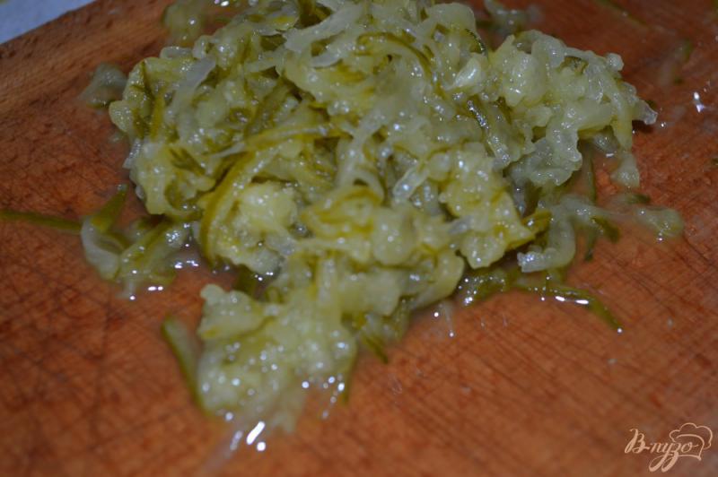 Фото приготовление рецепта: Постный рассольник с грибами и зеленым горошком шаг №6