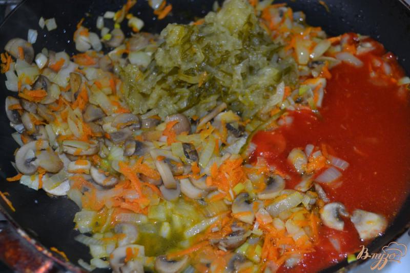 Фото приготовление рецепта: Постный рассольник с грибами и зеленым горошком шаг №8