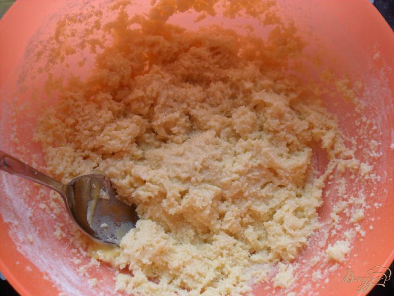 Фото приготовление рецепта: Творожные кексы с изюмом шаг №2