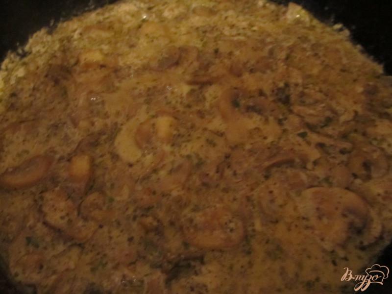 Фото приготовление рецепта: Лапша с шампиньонами в сметанно-соевом соусе шаг №5