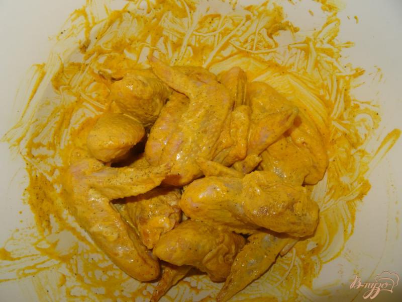 Фото приготовление рецепта: Куриные крылышки маринованные в майонезе шаг №3