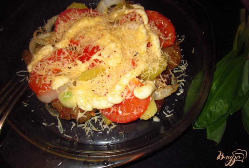 Фото приготовление рецепта: Печеночные блины с помидорами под сыром шаг №8