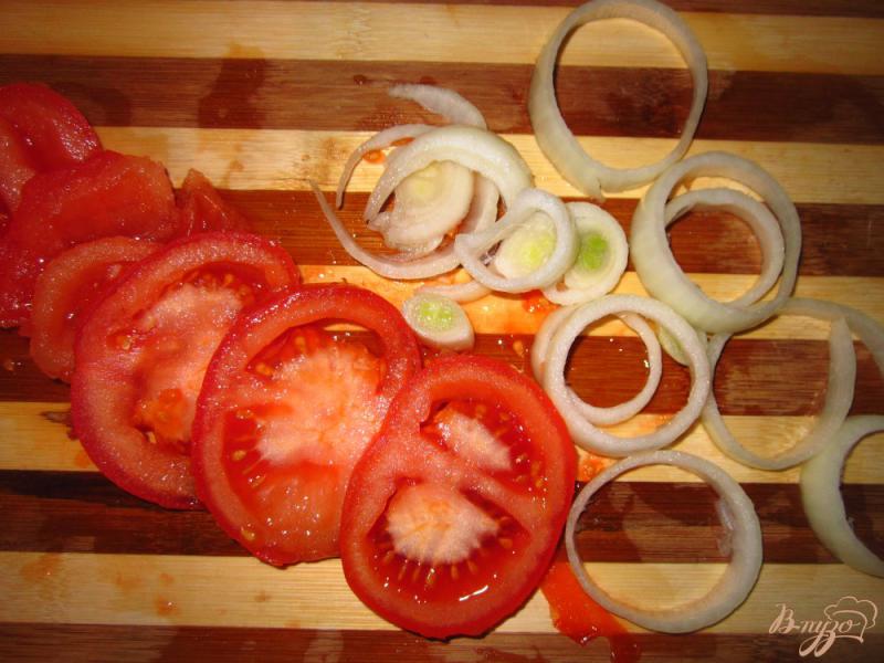 Фото приготовление рецепта: Печеночные блины с помидорами под сыром шаг №3