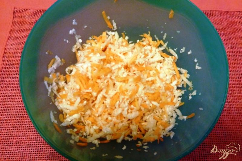 Фото приготовление рецепта: Салат из редьки с морковью шаг №2