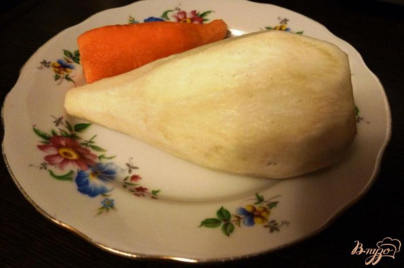 Фото приготовление рецепта: Салат из редьки с морковью шаг №1
