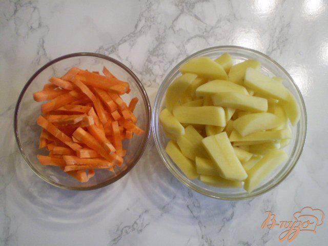 Фото приготовление рецепта: Свекольное рагу с картофелем шаг №3