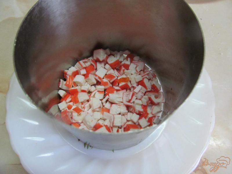 Фото приготовление рецепта: Салат из крабовых палочек шаг №3