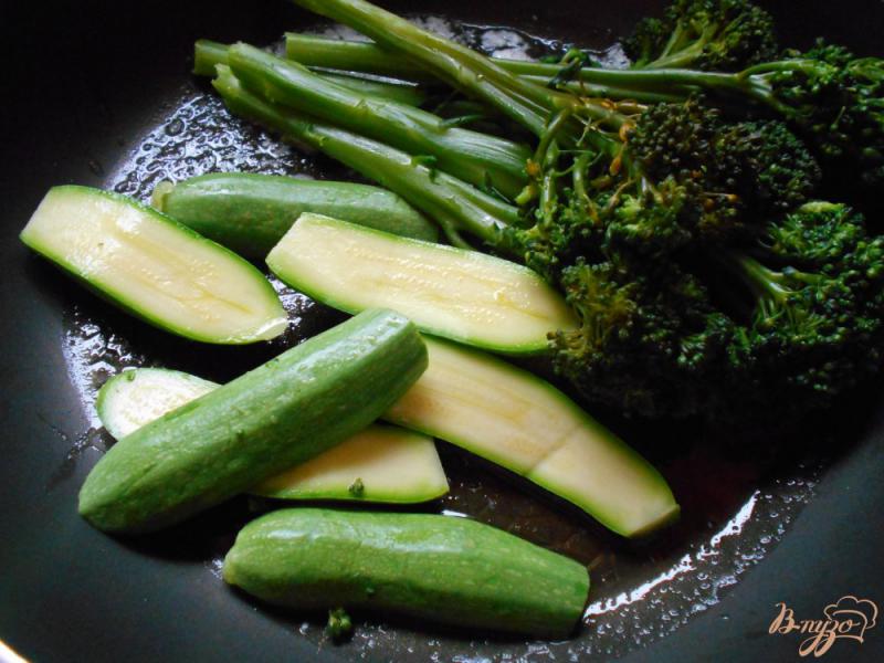 Фото приготовление рецепта: Гарнир из брокколини и цуккини с панировочными сухарями шаг №5