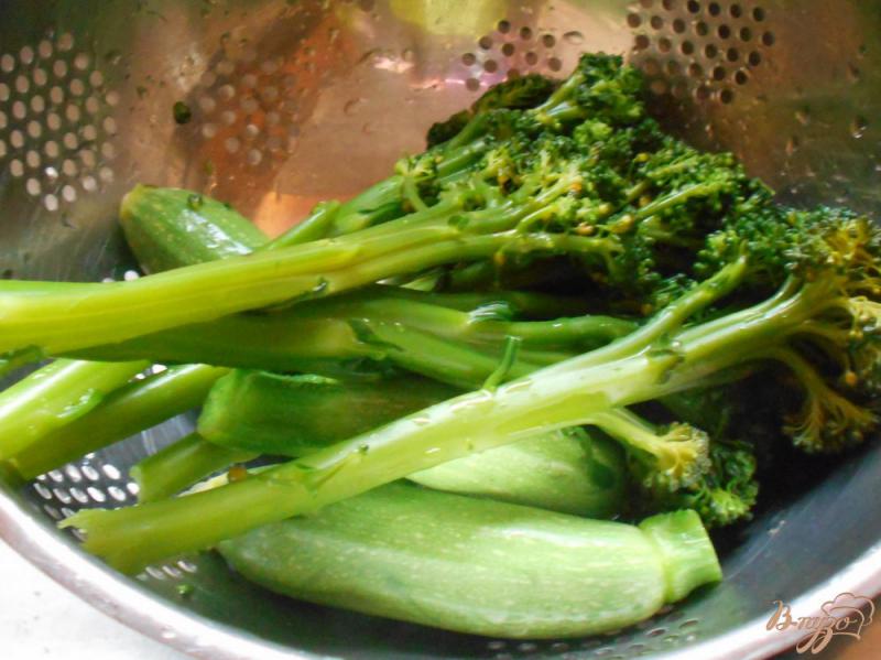 Фото приготовление рецепта: Гарнир из брокколини и цуккини с панировочными сухарями шаг №3