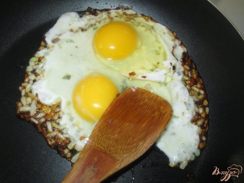 Фото приготовление рецепта: Рулет из лаваша с яйцом и сельдью шаг №2