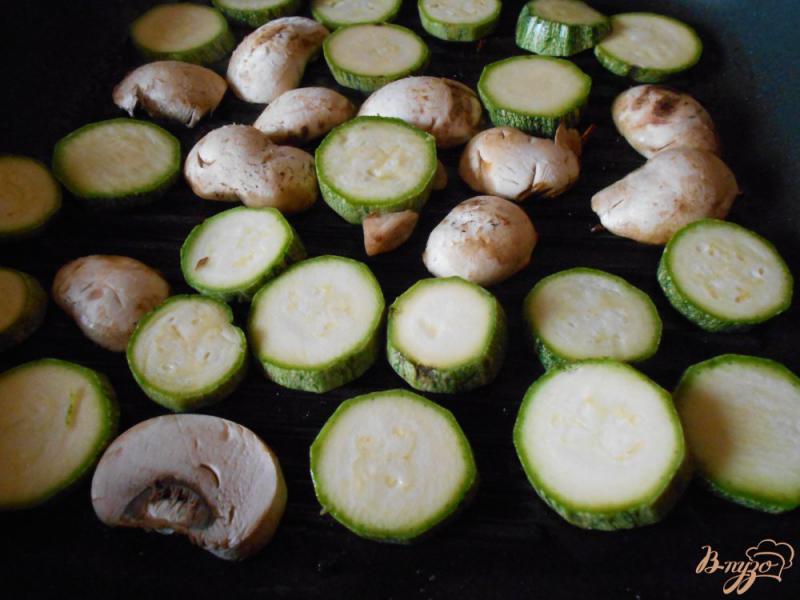 Фото приготовление рецепта: Шашлычки из куриных сердец с жаренным картофелем и овощами-гриль шаг №4