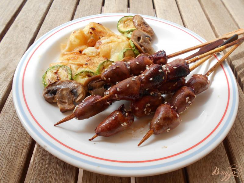 Фото приготовление рецепта: Шашлычки из куриных сердец с жаренным картофелем и овощами-гриль шаг №6