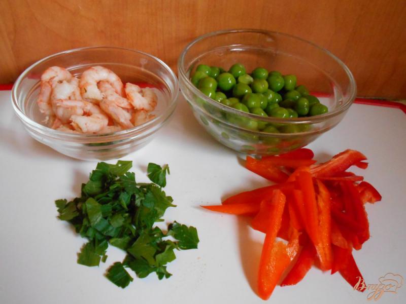 Фото приготовление рецепта: Омлет с креветками и зеленым горошком шаг №1