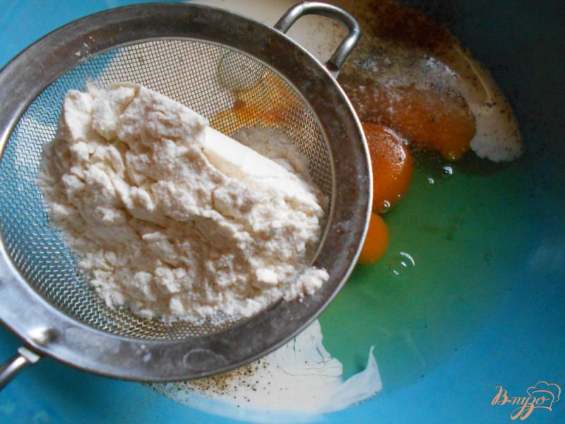 Фото приготовление рецепта: Омлет с креветками и зеленым горошком шаг №3