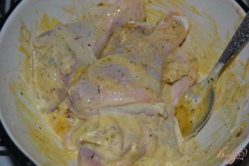 Фото приготовление рецепта: Куриные голени в рукаве с итальянскими травами шаг №5