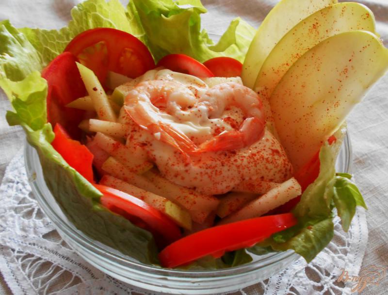 Фото приготовление рецепта: Салат с креветками, яблоком и рукколой шаг №8
