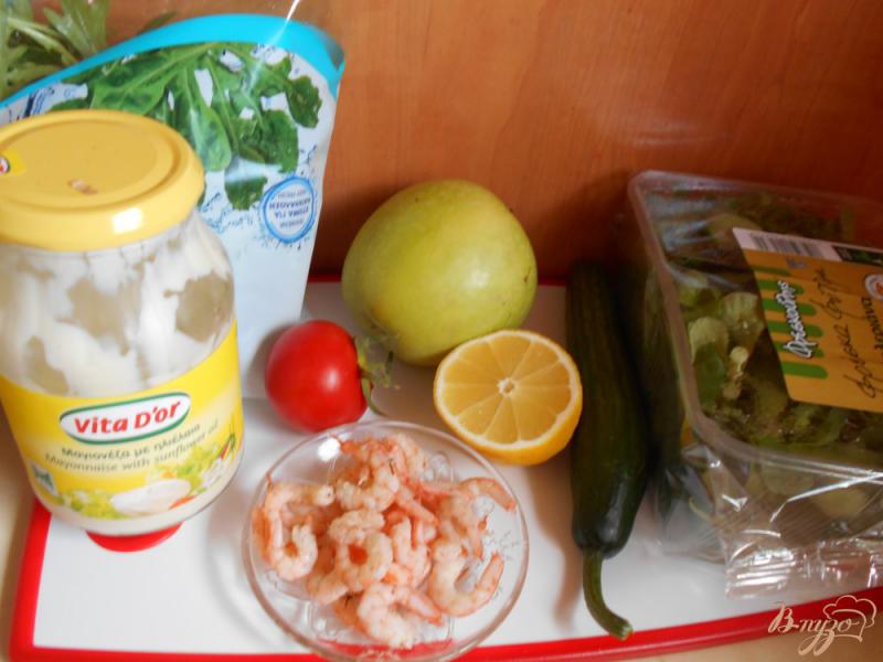 Фото приготовление рецепта: Салат с креветками, яблоком и рукколой шаг №1
