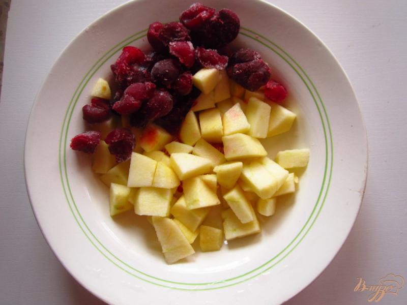 Фото приготовление рецепта: Шарлотка с вишней и яблоками шаг №1