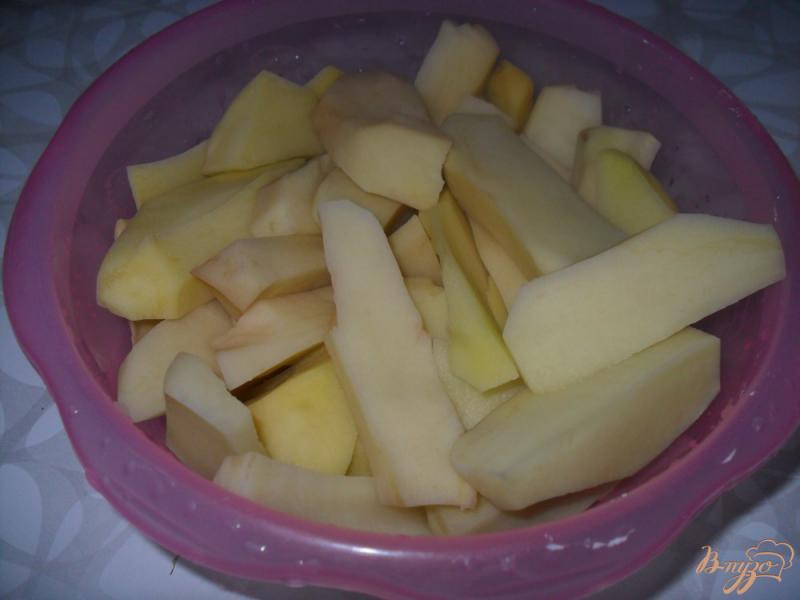 Фото приготовление рецепта: Запеченные картофельные дольки шаг №1